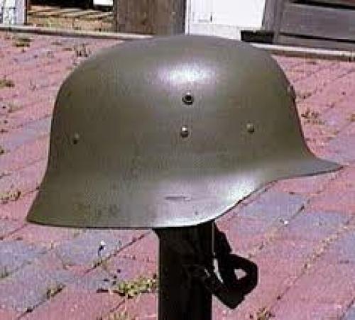Militaria: Spanish Helmet, Model 1942
