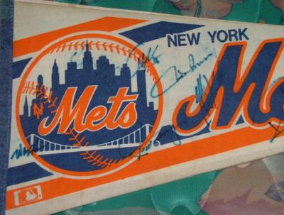 1993 New York Mets autographed pennant (Howard Johnson Jeff Kent)
