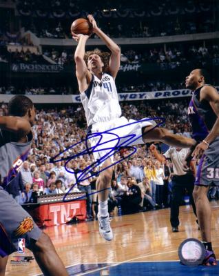 Dirk Nowitzki autographed Dallas Mavericks 8x10 photo