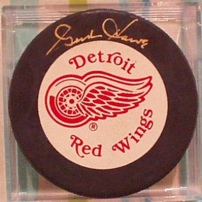 Gordie Howe autographed Detroit Red Wings puck (UDA)