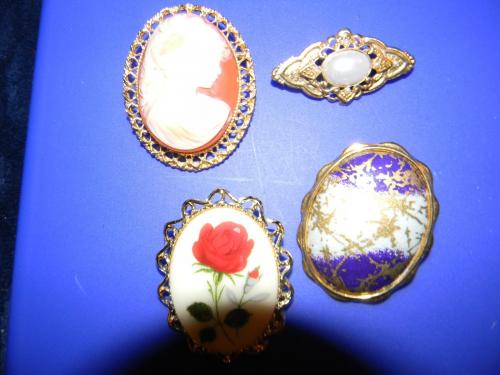 Set of four Brooches